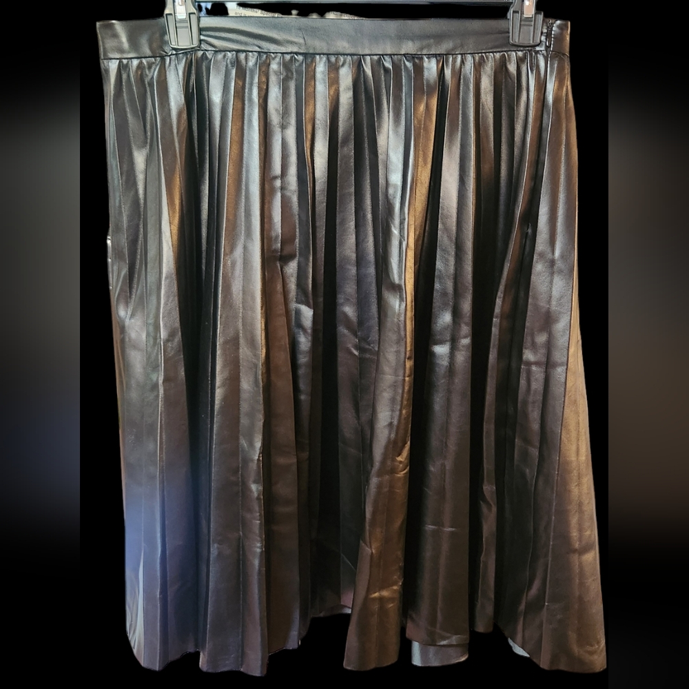 Kate Kasin Plus Size Stylish 2x Black Faux Leather  Pleated Skirt NWT